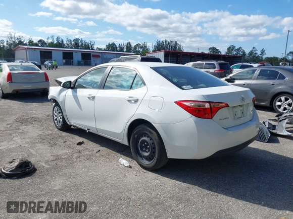 2018 Toyota Corolla L z VIN 5YFBURHE6JP849560, wystawiony jako IAAI lot #41321313 z przebiegiem 136 310 mil mil oraz . Historia ofert i sprzedaży dostępna na DreamBid. Obrazek 3.
