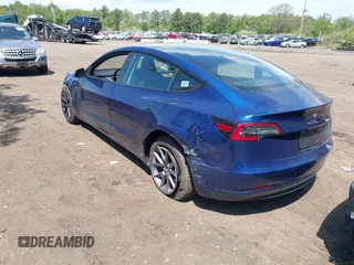 2022 Tesla Model 3 Long Range z VIN 5YJ3E1EB7NF180049, wystawiony jako IAAI lot #42188963 z przebiegiem 18 604 mil mil oraz . Historia ofert i sprzedaży dostępna na DreamBid. Obrazek 3.
