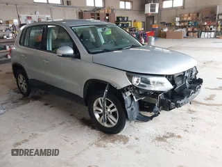 2013 Volkswagen Tiguan SEL z VIN WVGBV7AX5DW527092, wystawiony jako IAAI lot #42353920 z przebiegiem 143 824 mil mil oraz . Historia ofert i sprzedaży dostępna na DreamBid. Obrazek 1.