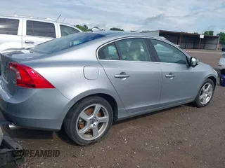 2013 Volvo S60 T5 Premier z VIN YV1612FS1D2181416, wystawiony jako IAAI lot #42173647 z przebiegiem 119 150 mil mil oraz . Historia ofert i sprzedaży dostępna na DreamBid. Obrazek 4.