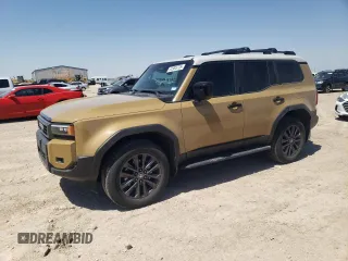 2024 Toyota Land Cruiser z VIN JTEABFAJ1RK011000, wystawiony jako Copart lot #52983725 z przebiegiem 12 371 mil mil oraz Szkoda całkowita • Salvage title. Historia ofert i sprzedaży dostępna na DreamBid. Obrazek 1.