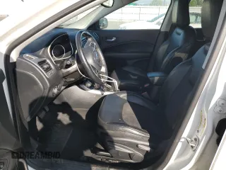 2018 Jeep Compass Latitude z VIN 3C4NJDBB8JT245898, wystawiony jako Copart lot #54578425 z przebiegiem 115 236 mil mil oraz Szkoda całkowita • Salvage title. Historia ofert i sprzedaży dostępna na DreamBid. Obrazek 7.