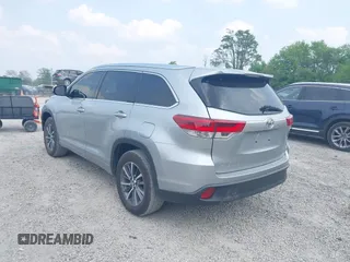 2018 Toyota Highlander SE z VIN 5TDKZRFH4JS544239, wystawiony jako IAAI lot #42429079 z przebiegiem 121 406 mil mil oraz . Historia ofert i sprzedaży dostępna na DreamBid. Obrazek 3.