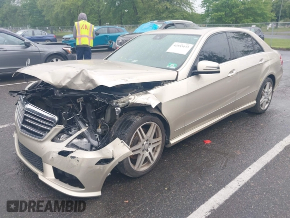 2010 Mercedes-Benz E 350 Luxury z VIN WDDHF8HBXAA082309, wystawiony jako IAAI lot #42333173 z przebiegiem 82 373 mil mil oraz . Historia ofert i sprzedaży dostępna na DreamBid. Obrazek 2.