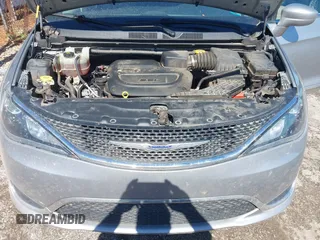 2020 Chrysler Pacifica Touring L with VIN 2C4RC1BG7LR140622, listed as a IAAI auction lot 42090987 with 125,377 mi miles and . Bid and sale history available at DreamBid. Image 10.