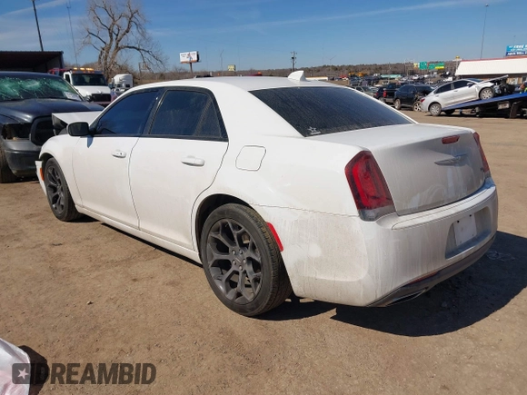 2019 Chrysler 300 with VIN 2C3CCABG0KH539581, listed as a IAAI auction lot 41652438 with 1 mi miles. Bid and sale history available at carsss.com. Image 3.
