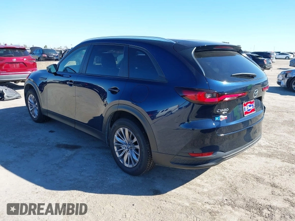 2024 Mazda CX-90 Select z VIN JM3KKAHDXR1170154, wystawiony jako IAAI lot #40852871 z przebiegiem 4 498 mil mil oraz . Historia ofert i sprzedaży dostępna na DreamBid. Obrazek 3.