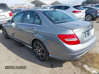 2014 Mercedes-Benz C 250 Sport z VIN WDDGF4HBXEG220003, wystawiony jako IAAI lot #41473006 z przebiegiem 98 949 mil mil oraz . Historia ofert i sprzedaży dostępna na DreamBid. Obrazek 3.