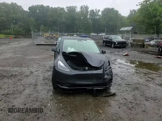 2024 Tesla Model Y z VIN 7SAYGDEDXRF076893, wystawiony jako Copart lot #57966515 z przebiegiem 9 200 mil mil oraz Szkoda całkowita • Salvage title. Historia ofert i sprzedaży dostępna na DreamBid. Obrazek 14.