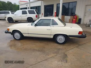 1983 Mercedes-Benz 380 SL z VIN WDBBA45A3DB021934, wystawiony jako IAAI lot #42355288 z przebiegiem 10 887 mil mil oraz . Historia ofert i sprzedaży dostępna na DreamBid. Obrazek 14.
