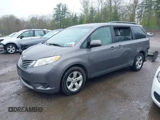 2015 Toyota Sienna LE AAS z VIN 5TDKK3DCXFS530765, wystawiony jako IAAI lot #42106089 z przebiegiem 113 115 mil mil oraz . Historia ofert i sprzedaży dostępna na DreamBid. Obrazek 2.