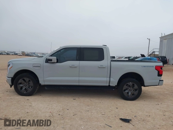 2023 Ford F-150 Lightning Pro z VIN 1FTVW1EL7PWG19070, wystawiony jako IAAI lot #41536193 z przebiegiem 22 654 mil mil oraz . Historia ofert i sprzedaży dostępna na DreamBid. Obrazek 15.