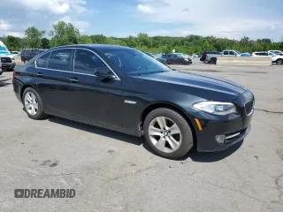 2013 BMW 5 Series 528i xDrive z VIN WBAXH5C54DDW15724, wystawiony jako Copart lot #64254645 z przebiegiem 91 958 mil mil oraz Czysty tytuł • Clean title. Historia ofert i sprzedaży dostępna na DreamBid. Obrazek 4.