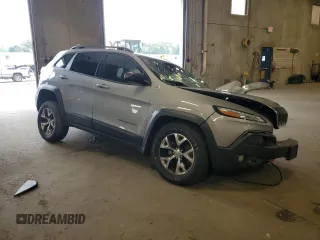 2014 Jeep Cherokee Trailhawk with VIN 1C4PJMBSXEW213981, listed as a Copart auction lot 60440495 with 136,612 mi miles and Salvage title. Bid and sale history available at DreamBid. Image 4.