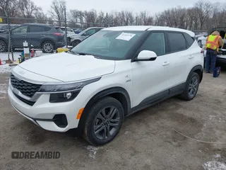2023 Kia Seltos LX z VIN KNDEPCAA0P7449402, wystawiony jako IAAI lot #41413776 z przebiegiem 32 106 mil mil oraz . Historia ofert i sprzedaży dostępna na DreamBid. Obrazek 2.