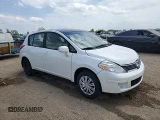 2008 Nissan Versa S z VIN 3N1BC13E18L371733, wystawiony jako Copart lot #57128955 z przebiegiem 166 182 mil mil oraz Szkoda całkowita • Salvage title. Historia ofert i sprzedaży dostępna na DreamBid. Obrazek 4.