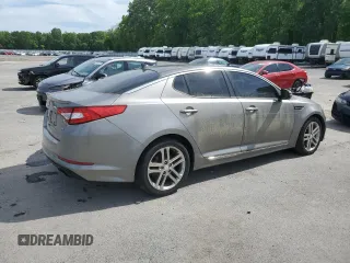 2013 Kia Optima SX z VIN 5XXGR4A63DG167343, wystawiony jako Copart lot #57677305 z przebiegiem 161 446 mil mil oraz Czysty tytuł • Clean title. Historia ofert i sprzedaży dostępna na DreamBid. Obrazek 3.