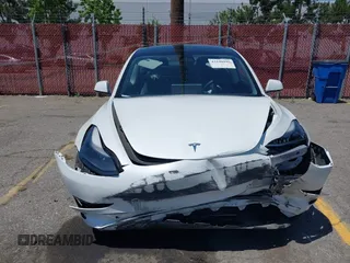 2022 Tesla Model 3 z VIN 5YJ3E1EA6NF332281, wystawiony jako IAAI lot #42198946 z przebiegiem 54 220 mil mil oraz . Historia ofert i sprzedaży dostępna na DreamBid. Obrazek 12.