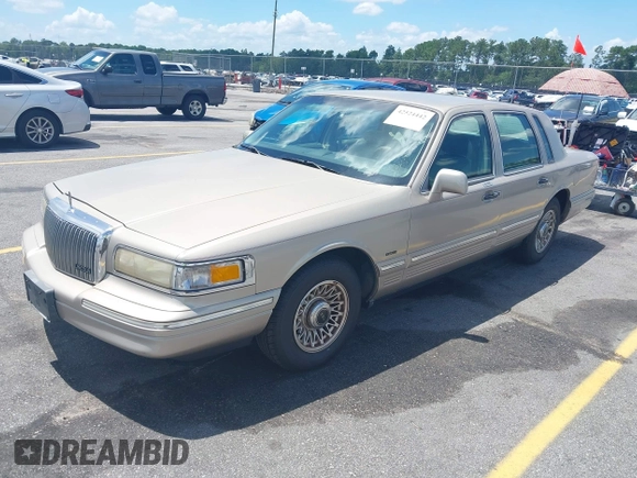 1996 Lincoln Town Car Signature z VIN 1LNLM82W7TY604597, wystawiony jako IAAI lot #42524442 z przebiegiem 245 728 mil mil oraz . Historia ofert i sprzedaży dostępna na DreamBid. Obrazek 2.