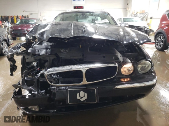 2005 Jaguar XJ Vanden Plas z VIN SAJWA82C65SG44373, wystawiony jako Copart lot #84091444 z przebiegiem 141 993 mil mil oraz Szkoda całkowita • Salvage title. Historia ofert i sprzedaży dostępna na DreamBid. Obrazek 5.