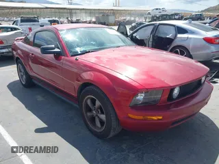 2005 Ford Mustang Deluxe z VIN 1ZVFT80N555260090, wystawiony jako IAAI lot #41945563 z przebiegiem 89 687 mil mil oraz . Historia ofert i sprzedaży dostępna na DreamBid. Obrazek 1.