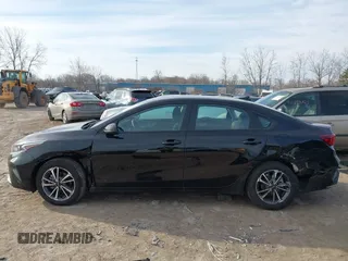 2024 Kia Forte LXS z VIN 3KPF24AD5RE840129, wystawiony jako IAAI lot #41824131 z przebiegiem 4 705 mil mil oraz . Historia ofert i sprzedaży dostępna na DreamBid. Obrazek 14.