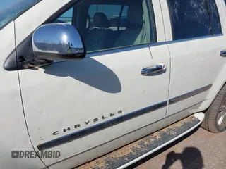2008 Chrysler Aspen Limited z VIN 1A8HX582X8F150801, wystawiony jako IAAI lot #41995303 z przebiegiem 272 950 mil mil oraz . Historia ofert i sprzedaży dostępna na DreamBid. Obrazek 12.