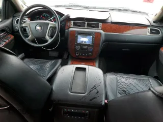 2014 Chevrolet Tahoe LTZ z VIN 1GNSCCE04ER156563, wystawiony jako Copart lot #44647735 z przebiegiem 135 849 mil mil oraz Czysty tytuł • Clean title. Historia ofert i sprzedaży dostępna na DreamBid. Obrazek 8.
