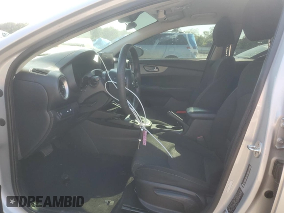 2021 Kia Forte FE z VIN 3KPF24AD6ME319199, wystawiony jako Copart lot #52369155 z przebiegiem 104 348 mil mil oraz Szkoda całkowita • Salvage title. Historia ofert i sprzedaży dostępna na DreamBid. Obrazek 7.
