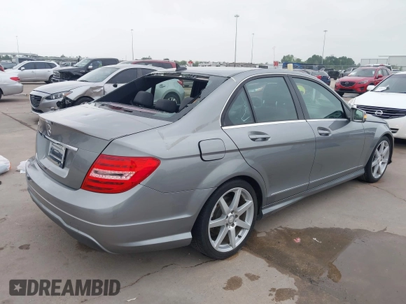 2013 Mercedes-Benz C 250 Sport z VIN WDDGF4HB4DA780472, wystawiony jako IAAI lot #41924590 z przebiegiem 109 118 mil mil oraz . Historia ofert i sprzedaży dostępna na DreamBid. Obrazek 4.