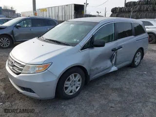 2013 Honda Odyssey LX with VIN 5FNRL5H22DB028827, listed as a IAAI auction lot 41775121 with 211,205 mi miles. Bid and sale history available at carsss.com. Image 2.