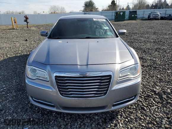 2013 Chrysler 300 z VIN 2C3CCAAG2DH697490, wystawiony jako Copart lot #88799405 z przebiegiem 95 165 mil mil oraz Czysty tytuł • Clean title. Historia ofert i sprzedaży dostępna na DreamBid. Obrazek 5.