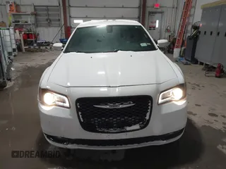 2016 Chrysler 300 with VIN 2C3CCAGG7GH171013, listed as a IAAI auction lot 41531620 with 92,134 mi miles. Bid and sale history available at carsss.com. Image 12.