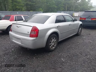 2007 Chrysler 300 C z VIN 2C3LK63H17H681761, wystawiony jako IAAI lot #42504261 z przebiegiem 134 696 mil mil oraz . Historia ofert i sprzedaży dostępna na DreamBid. Obrazek 4.