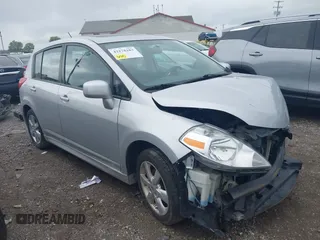 2011 Nissan Versa SL z VIN 3N1BC1CP7BL403416, wystawiony jako IAAI lot #42178283 z przebiegiem 113 087 mil mil oraz . Historia ofert i sprzedaży dostępna na DreamBid. Obrazek 1.