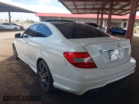 2014 Mercedes-Benz C 250 с VIN WDDGJ4HBXEG289823, выставлен на аукционе IAAI как лот 42344530 с пробегом 122 670 миль миль и . История ставок и продаж доступна на DreamBid. Изображение 3.