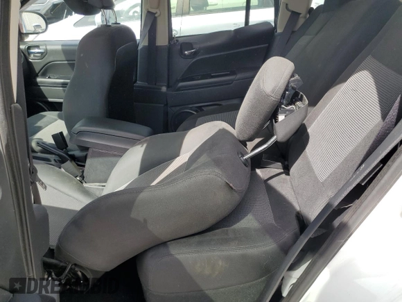 2016 Jeep Compass Sport с VIN 1C4NJDBB8GD639738, выставлен на аукционе Copart как лот 54832835 с пробегом 100 400 миль миль и На запчасти • Non repairable. История ставок и продаж доступна на DreamBid. Изображение 11.