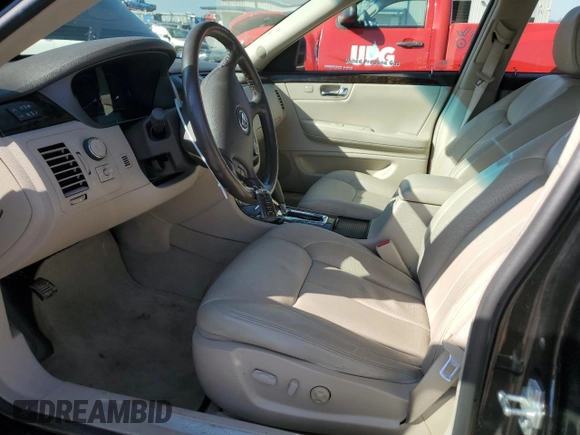 2008 Cadillac DTS 1SA z VIN 1G6KD57Y48U106139, wystawiony jako Copart lot #49046545 z przebiegiem 53 550 mil mil oraz Szkody całkowita. Historia ofert i sprzedaży dostępna na DreamBid. Obrazek 7.