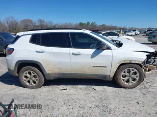 2025 Jeep Compass Latitude with VIN 3C4NJDBNXST520974, listed as a IAAI auction lot 41727651 with 24,054 mi miles and . Bid and sale history available at DreamBid. Image 13.