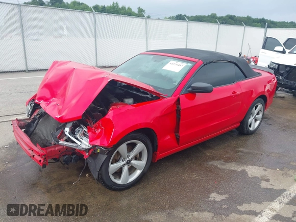 2013 Ford Mustang V6 z VIN 1ZVBP8EM4D5221864, wystawiony jako IAAI lot #42525497 z przebiegiem 130 482 mil mil oraz . Historia ofert i sprzedaży dostępna na DreamBid. Obrazek 19.