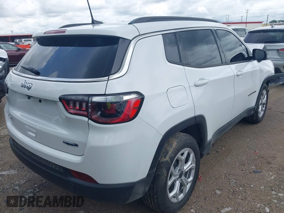2025 Jeep Compass Latitude с VIN 3C4NJDBN5ST597722, выставлен на аукционе IAAI как лот 42499155 с пробегом 1 663 миль миль и . История ставок и продаж доступна на DreamBid. Изображение 4.
