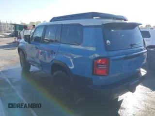2024 Toyota Land Cruiser z VIN JTEABFAJ7RK003144, wystawiony jako IAAI lot #42040885 z przebiegiem 4 749 mil mil oraz . Historia ofert i sprzedaży dostępna na DreamBid. Obrazek 3.