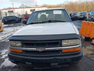 2000 Chevrolet S-10 with VIN 1GCCS144XYK151860, listed as a IAAI auction lot 41301337 with 221,237 mi miles. Bid and sale history available at carsss.com. Image 12.