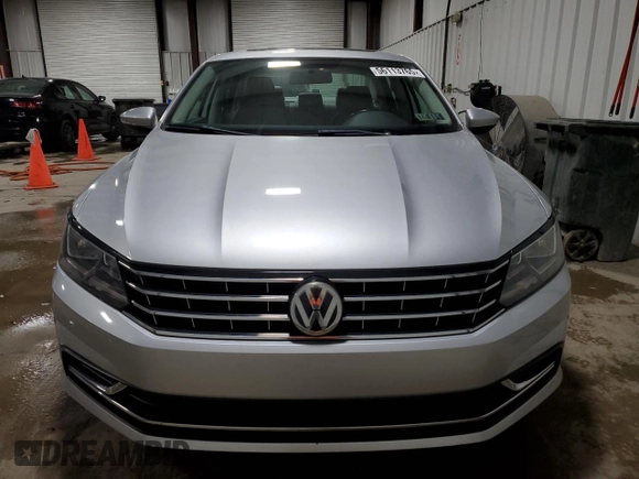 2016 Volkswagen Passat SE z VIN 1VWBT7A38GC024909, wystawiony jako Copart lot #56113765 z przebiegiem 30 096 mil mil oraz Szkoda całkowita • Salvage title. Historia ofert i sprzedaży dostępna na DreamBid. Obrazek 5.