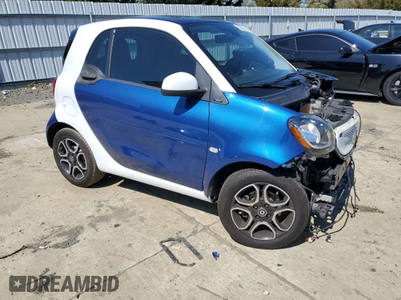 2016 Smart fortwo Passion z VIN WMEFJ5DA6GK064695, wystawiony jako Copart lot #53528315 z przebiegiem 53 508 mil mil oraz Szkody całkowita. Historia ofert i sprzedaży dostępna na DreamBid. Obrazek 4.