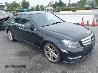 2013 Mercedes-Benz C 250 Sport z VIN WDDGF4HB6DA777055, wystawiony jako IAAI lot #42374146 z przebiegiem 122 060 mil mil oraz . Historia ofert i sprzedaży dostępna na DreamBid. Obrazek 1.