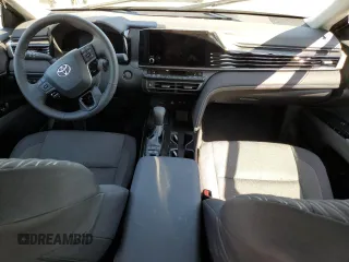 2025 Toyota Camry LE z VIN 4T1DAACK9SU117570, wystawiony jako Copart lot #54975145 z przebiegiem 2385 mil mil oraz Szkoda całkowita • Salvage title. Historia ofert i sprzedaży dostępna na DreamBid. Obrazek 8.