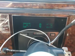 1992 Cadillac Brougham z VIN 1G6DW5474NR713140, wystawiony jako Copart lot #76990784 z przebiegiem 63 153 mil mil oraz Tytuł czysty. Historia ofert i sprzedaży dostępna na DreamBid. Obrazek 9.