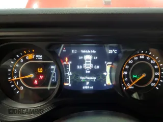2025 Jeep Wrangler Sahara с VIN 1C4PJXEN8SW575908, выставлен на аукционе Copart как лот 61501965 с пробегом 6 989 миль миль и Чистый • Clean title. История ставок и продаж доступна на DreamBid. Изображение 9.