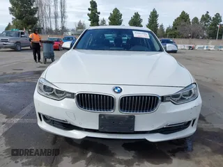 2015 BMW 3 Series 328i xDrive z VIN WBA3B3C59FJ983793, wystawiony jako IAAI lot #41667510 z przebiegiem 113 429 mil mil oraz . Historia ofert i sprzedaży dostępna na DreamBid. Obrazek 6.